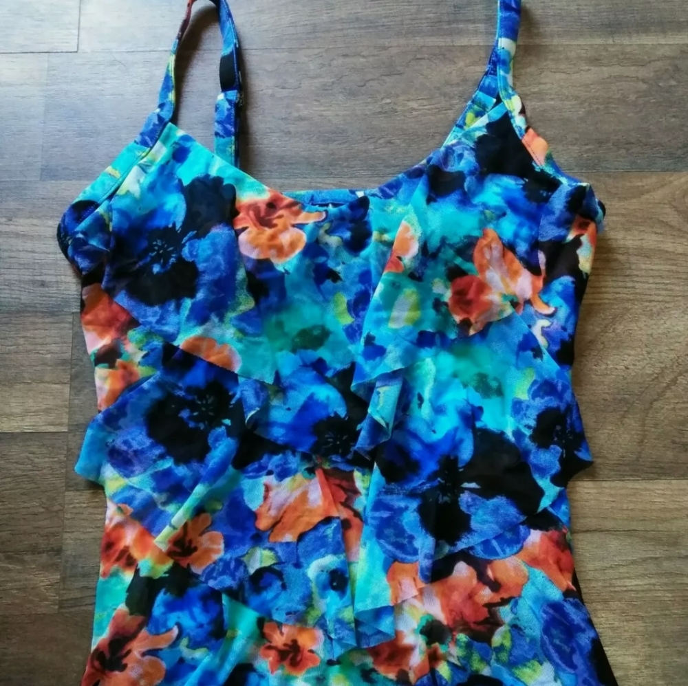 St. Tropez Layered Swim Top Women's Size: 8